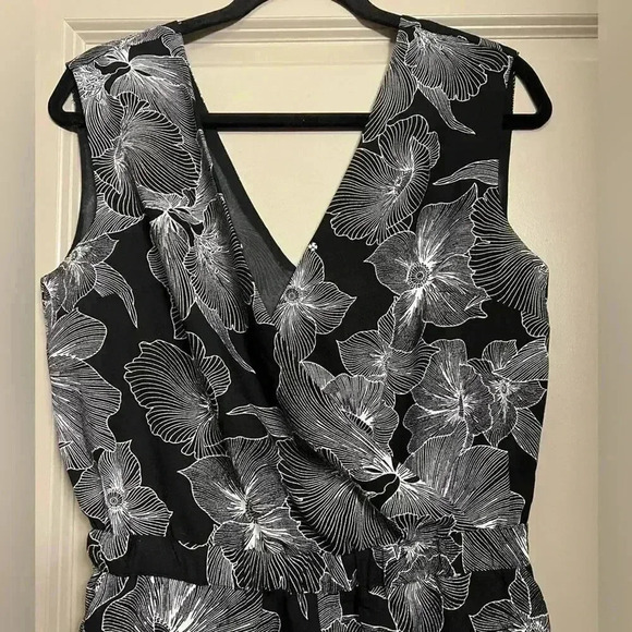 Loft Outlet Black & White Floral Romper - Size Small Petite - Picture 2 of 9